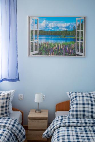 Una cama o camas en una habitación de noclegi u zabki