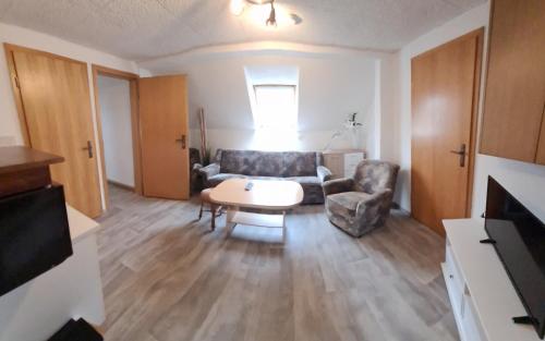 KodersdorfにあるFerienwohnung Andersのソファとテーブルのあるリビングルーム