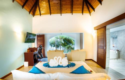 een slaapkamer met een bed met twee handdoeken erop bij Searenity Beach Villa in Diani Beach