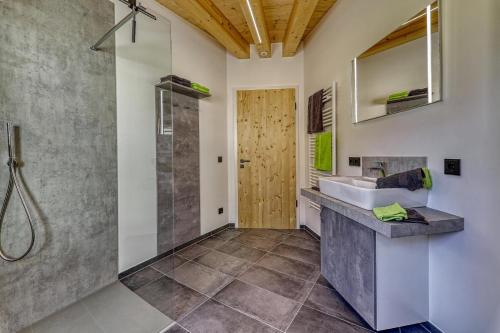 uma casa de banho com um lavatório e um chuveiro em Chalet Panorama-Skydome em Neukirchen vorm Wald