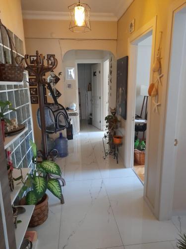 ein Wohnzimmer mit Fliesenboden und einen Flur in der Unterkunft Fenerbahce Residence Plus in Istanbul