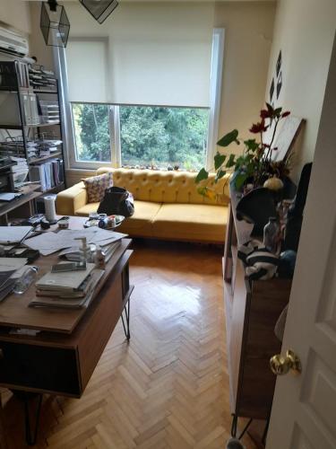 sala de estar con sofá y mesa en Fenerbahce Residence Plus en Estambul