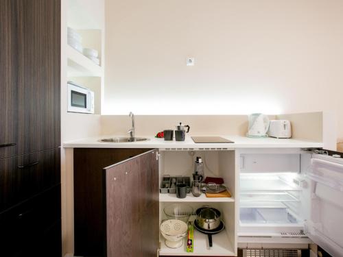 uma pequena cozinha com um frigorífico aberto em 517 Eureka Piscina Climatizada, Smart TV WiFi em Costa Del Silencio
