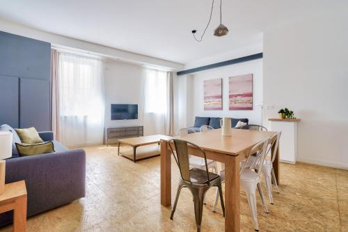 un salon avec une table et un canapé dans l'établissement NOCNOC - L'Espadrille, à Marseille