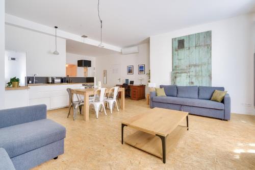 un salon avec deux canapés bleus et une table dans l'établissement NOCNOC - L'Espadrille, à Marseille