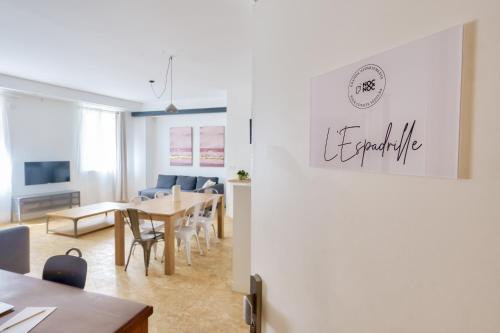 une salle à manger et un salon avec une table et des chaises dans l'établissement NOCNOC - L'Espadrille, à Marseille