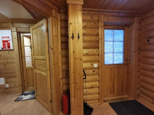 a room in a log cabin with a window at Uuvana in Syöte