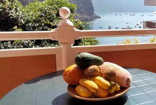 a bowl of fruit on a table with a view of the ocean at Apartamento La Playa in Valle Gran Rey