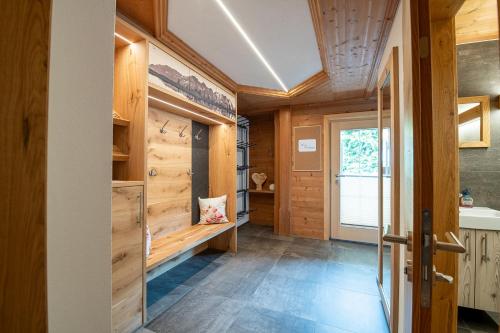 uma cozinha com paredes de madeira e um corredor com uma janela em Hauser Kathrin und Martin em Fieberbrunn