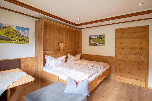 een kleine slaapkamer met een bed in een kamer bij Hauser Kathrin und Martin in Fieberbrunn