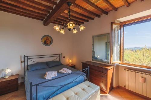 Casa con posto auto coperto e ampio giardino في لوسيغنانو: غرفة نوم بسرير ونافذة كبيرة