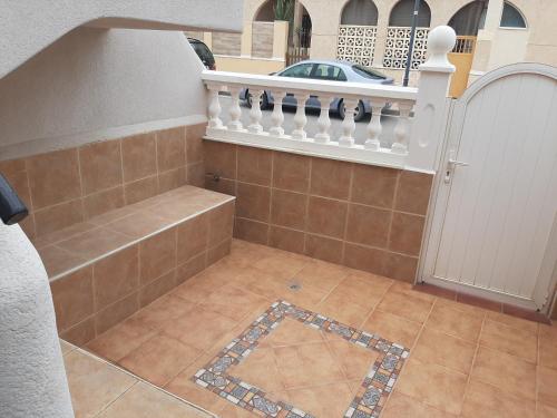Habitación con escalera y suelo de baldosa. en Apartamento Las Gaviotas, en Cabo de Gata