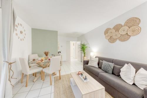 un salon avec un canapé et une table dans l'établissement Green place Disneyland Paris, à Bussy-Saint-Georges