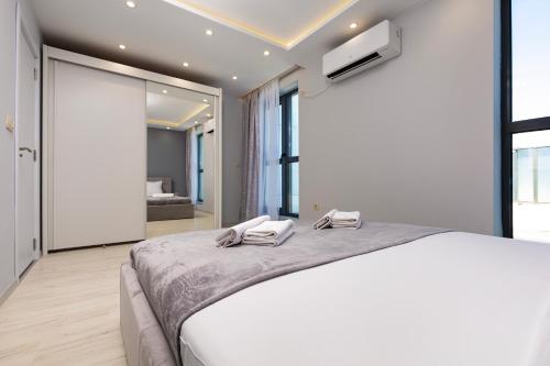 um quarto com uma cama grande com duas toalhas em Cityscape Retreat 1BD Flat in the Heart of Plovdiv em Plovdiv