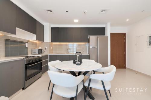 Kuchyň nebo kuchyňský kout v ubytování Stylish Living In A Vibrant Modern Apartment