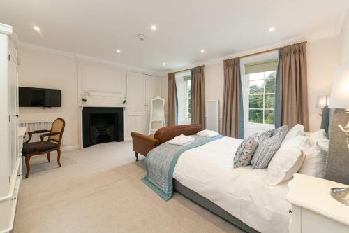 um quarto com uma cama e uma sala de estar em Hexham House Penthouse Apartment Seven em Hexham
