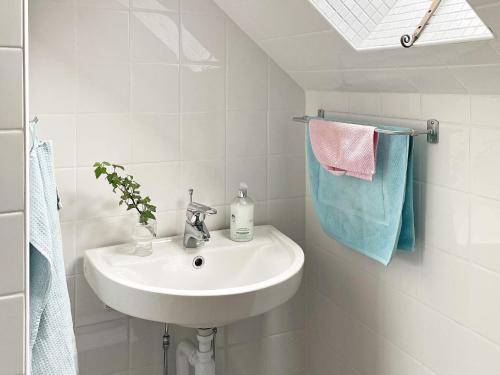 een witte badkamer met een wastafel en handdoeken bij Holiday home RONNEBY X in Ronneby
