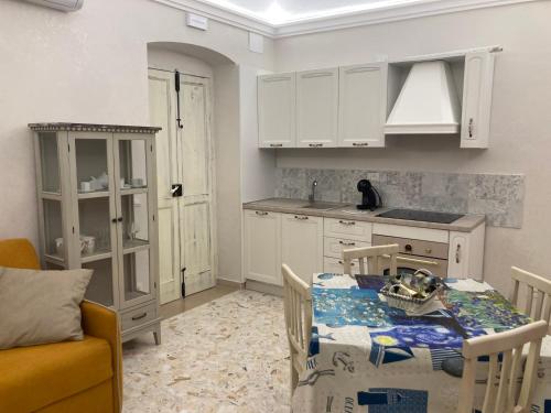 cocina con mesa y comedor en la casetta del borgo, en Campomarino