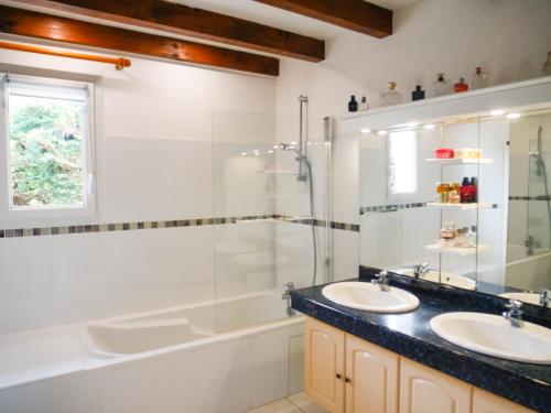 a bathroom with two sinks and a shower at Maison Villa Yoda in Saint-Jean-de-Luz