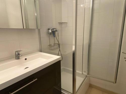 une salle de bain avec douche et lavabo dans l'établissement Pavillon T3 Mezzanine, 5 personnes, Terrasse, Parking - FR-1-81-68, à Port-Leucate