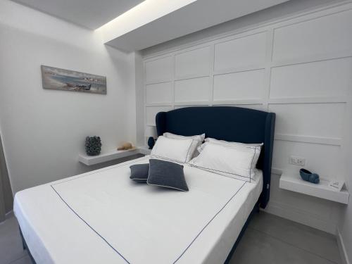 Una cama o camas en una habitación de Kairos Tropea