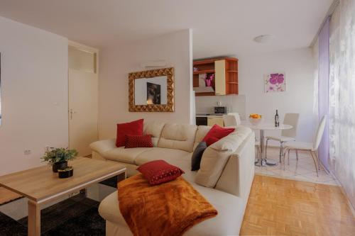 sala de estar con sofá blanco y mesa en Center Apartment Silvana, en Split