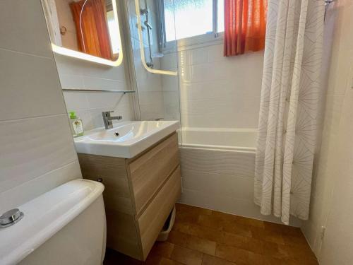 une salle de bain blanche avec un lavabo et des toilettes dans l'établissement Studio cabine 4 pers avec terrasse, parking et accès plage - FR-1-226B-167, à Cavalaire-sur-Mer