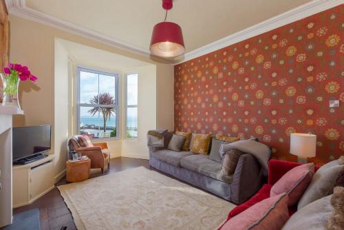 een woonkamer met een bank en een tv bij High Noon in St Ives
