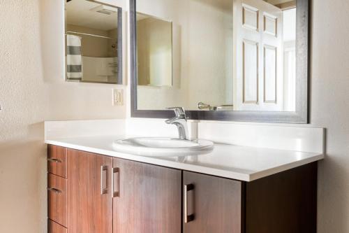 un baño con lavabo y espejo en Dublin 2BR w Gym Lounge Pool nr BART SFO-977, en Dublin