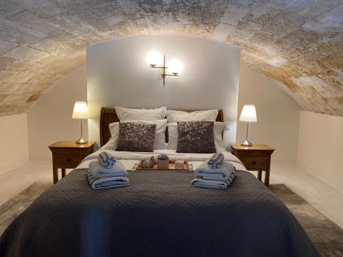 une chambre avec un grand lit avec des serviettes dessus dans l'établissement Appartement avec Piscine privée dans Résidence pour 6 personnes, à Uzès