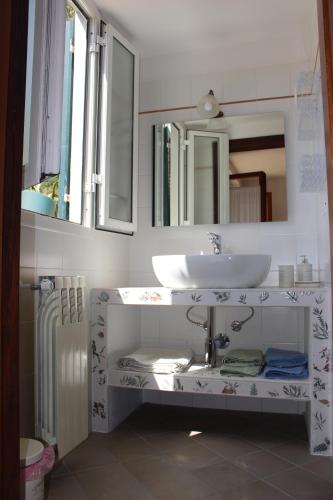 a bathroom with a sink and a mirror at Agriturismo la Lecciola in Rio nellʼElba