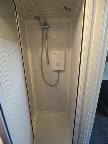 um chuveiro numa casa de banho com uma porta de vidro em Richmond House em Southport