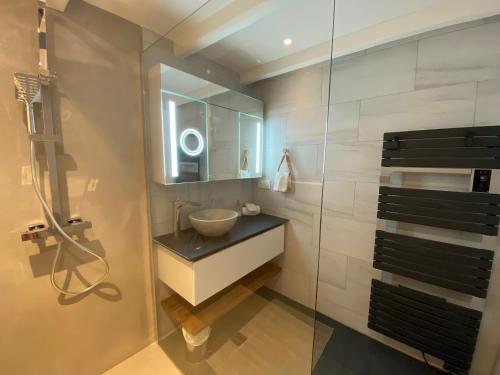 une salle de bain avec un lavabo et un miroir dans l'établissement Appartement avec Piscine privée dans Résidence pour 6 personnes, à Uzès