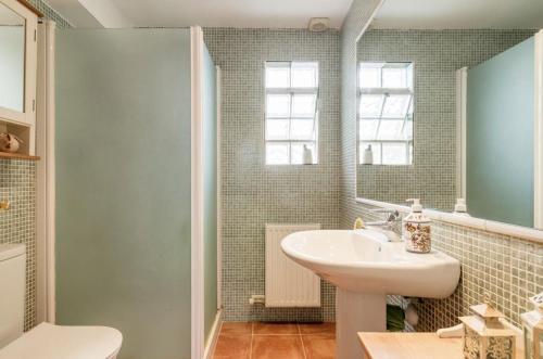 a bathroom with a sink and a mirror at Disfruta del mar antes de que lleguen las multitudes in L'Escala