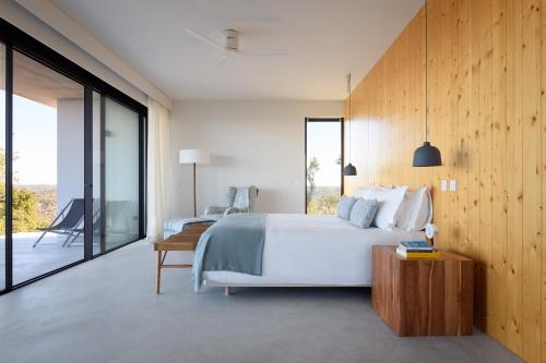 Postel nebo postele na pokoji v ubytování Coast View Villa by CadenzaLux