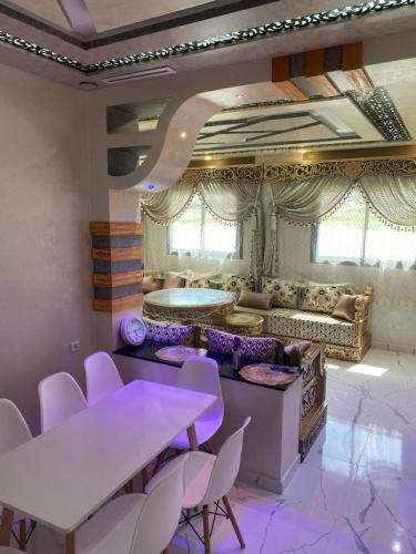 Zimmer mit einem Tisch, Stühlen und einem Sofa in der Unterkunft Appart Hicham in Tangier