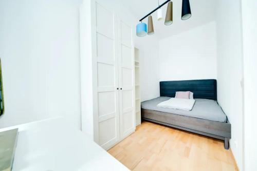 1 dormitorio pequeño con 1 cama en una habitación en Margarete Family Stay, en Viena