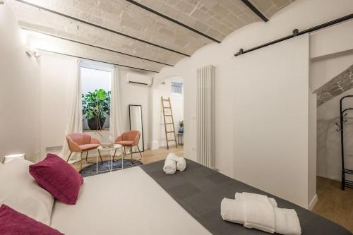 um quarto com uma cama, uma mesa e cadeiras em Santo Stefano Apartment with private Garden em Bolonha