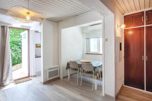 une salle à manger avec une table et des chaises dans l'établissement U Prato - Bungalow proche de la mer, à Lumio