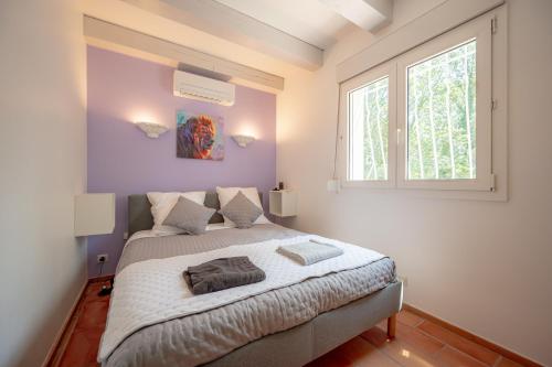 1 dormitorio con 1 cama en una habitación con ventana en Ma Case en Provence - Maison climatisée avec piscine, en Saint-Maximin-la-Sainte-Baume