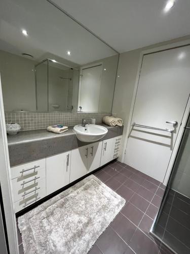 黃金海岸的住宿－Ocean View Apartment at the heart of Gold Coast，一间带水槽和镜子的浴室