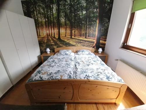 埃森的住宿－Zuhause im Grünen，卧室内的一张床位,享有森林的景观