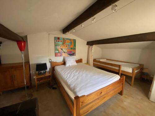 une chambre avec un grand lit et un bureau dans l'établissement Pavillon T3 Mezzanine, 5 personnes, Terrasse, Parking - FR-1-81-68, à Port-Leucate