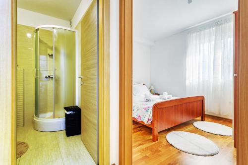 Modern apartment in peaceful area - Zadar في زادار: غرفة نوم بسرير ودش وحمام