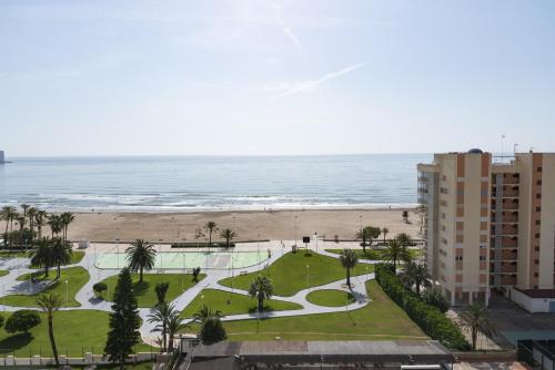 Blick auf den Strand vom Balkon eines Gebäudes in der Unterkunft Florazar 1, II-A 11-B in Cullera