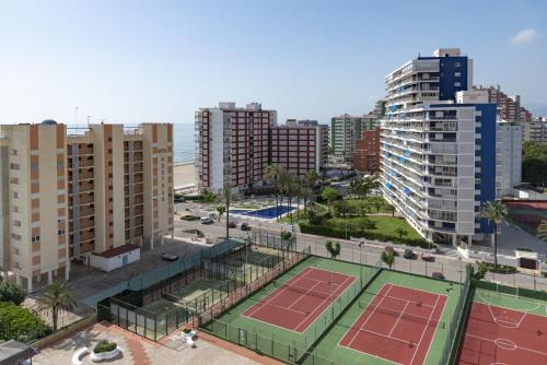 eine Luftansicht eines Tennisplatzes in einer Stadt in der Unterkunft Florazar 1, II-A 11-B in Cullera