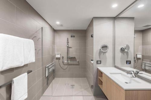 Bilik mandi di Vibe Hotel Adelaide