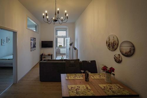 a living room with a table and a couch at Ferienwohnung Saaletal in Naumburg