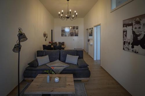 a living room with a couch and a table at Ferienwohnung Saaletal in Naumburg