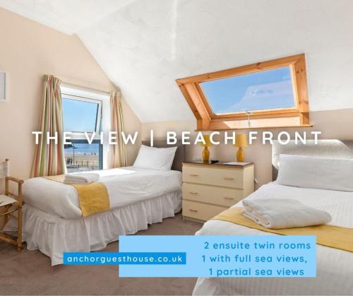 2 Betten in einem Zimmer mit Fenster in der Unterkunft Anchor Guest House in Haverfordwest
